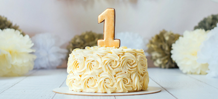 UN AN, NAȘTERE - ELSŐ SZÜLETÉSNAP