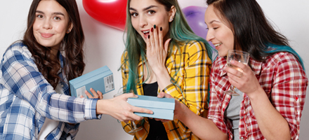 AJÁNDÉKOK TINÉDZSEREKNEK