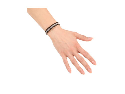 Fekete bőr karkötő szegecsekkel