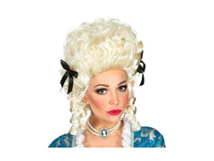 Egy gyarmati nő szőke parókája