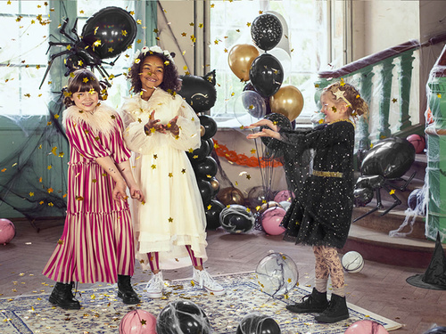 Fekete köpeny arany mintával