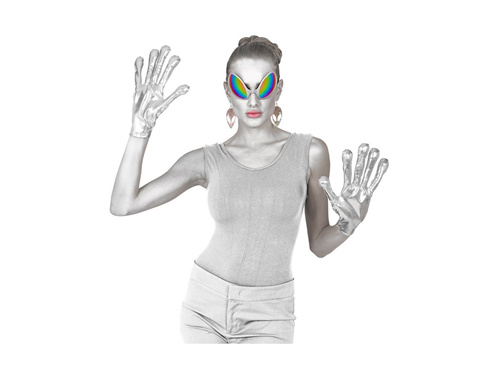 Fémszínű idegen kesztyű