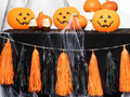 Narancssárga és fekete bojtos füzér - 1 db.