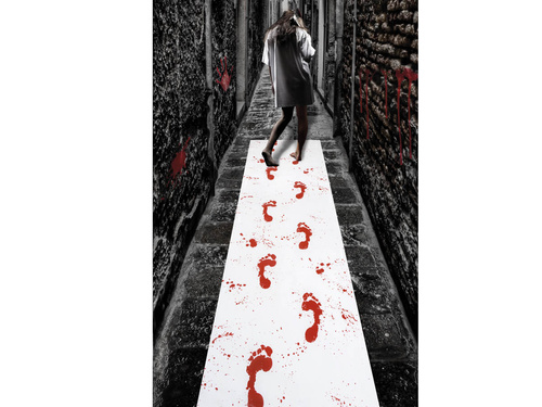 Fehér szőnyeg vérfoltos lábnyomokkal - 450 cm.