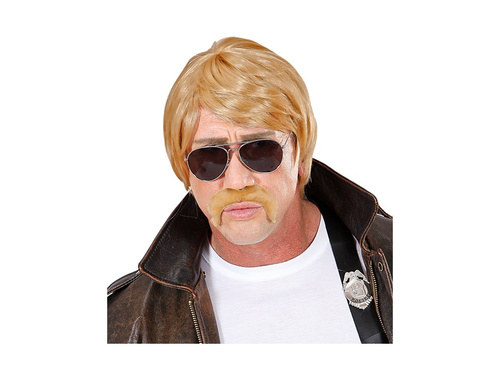 Szőke parókás ügynök bajusszal és napszemüveggel