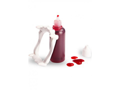 A vámpír állkapcsa vérrel