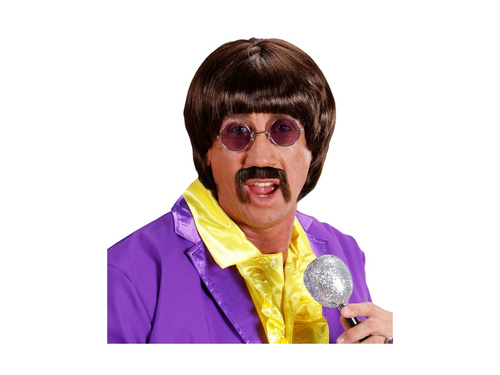 Barna parókás énekesnő az 1960-as évekből. bajusszal és szemüveggel