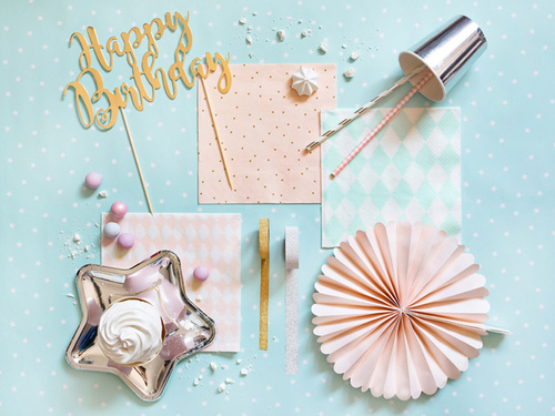 Világos rózsaszín születésnapi szalvéták arany kis pöttyökkel - 33 cm - 20 db.