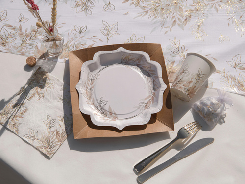 Papírtányérok barna levelekkel - 21 cm - 10 db.