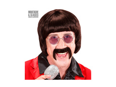 Barna parókás énekesnő az 1960-as évekből. bajusszal és szemüveggel