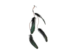 Fekete kitűző tollakkal