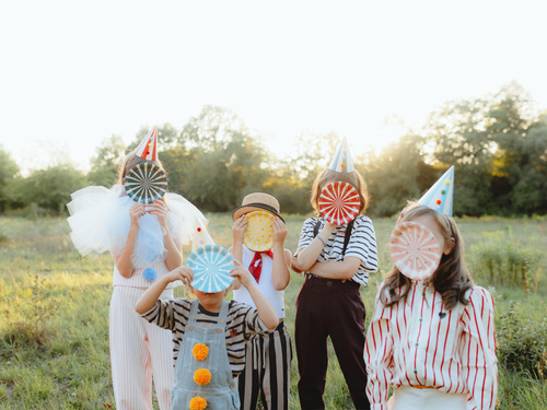 Papír sapkák pom-pomokkal - 6 db.